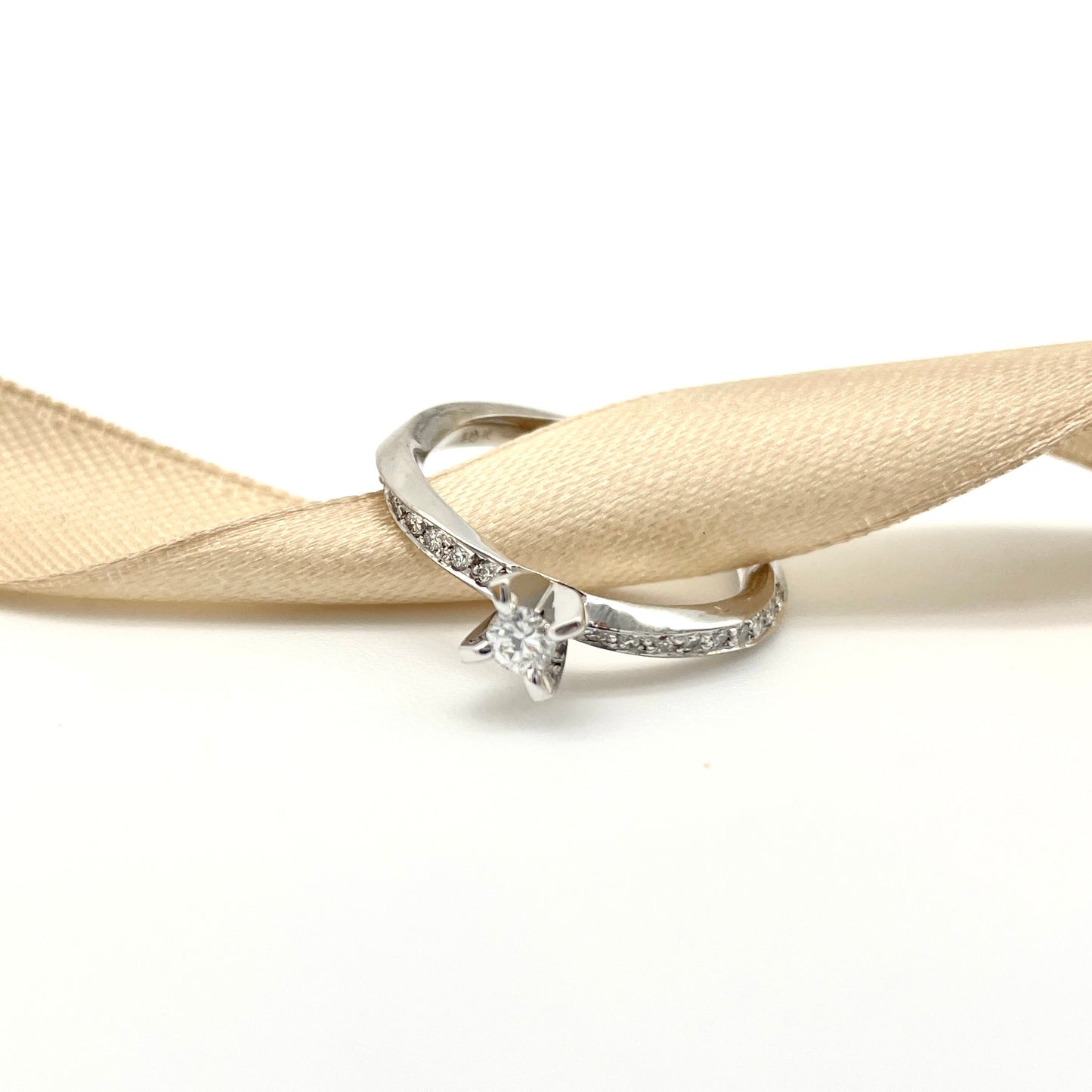 Bague de fiançailles torsadée