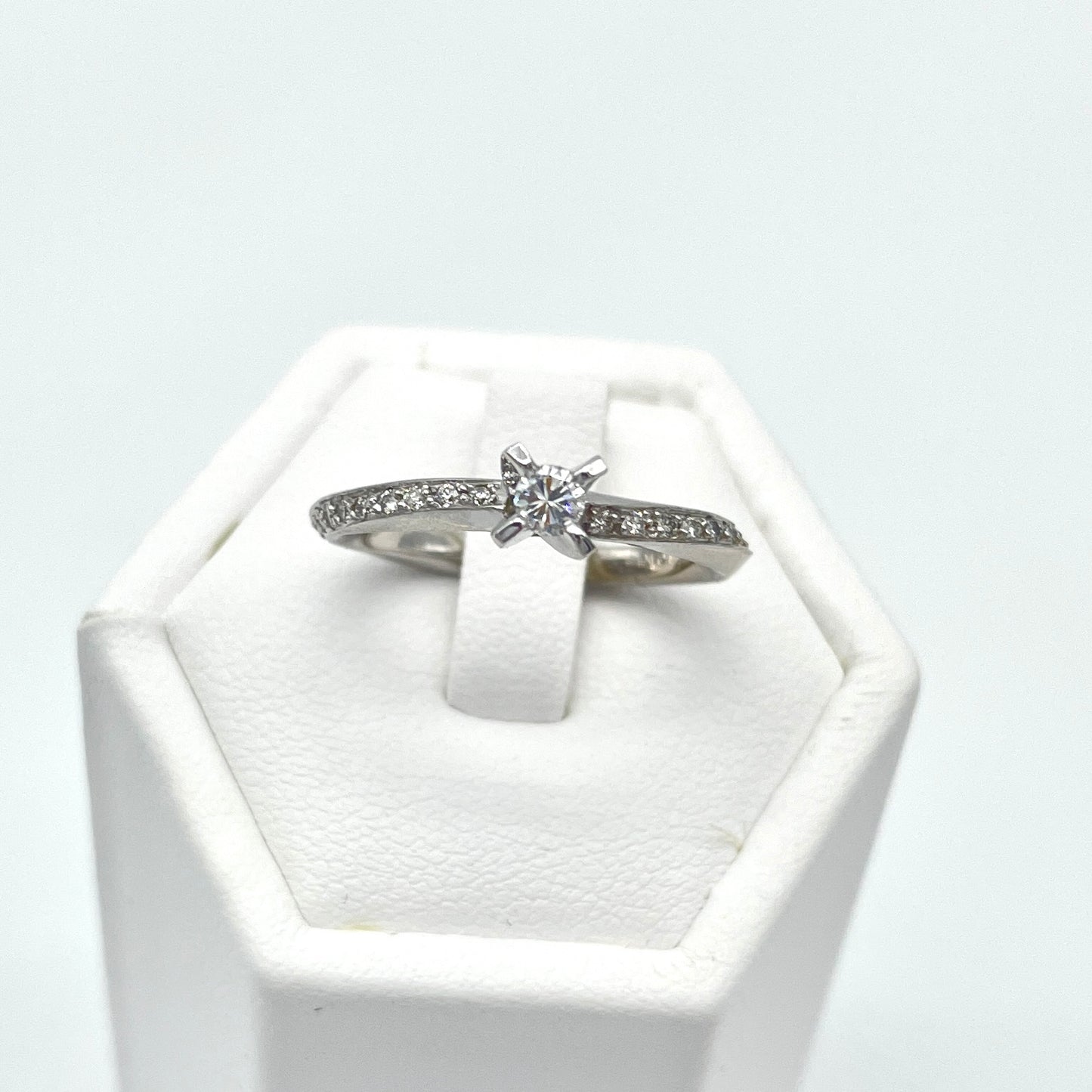 Bague de fiançailles torsadée
