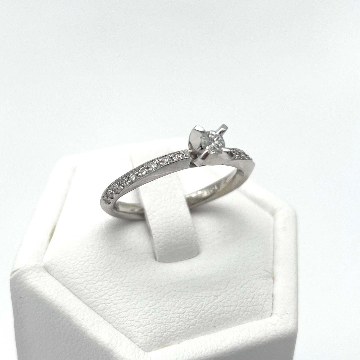 Bague de fiançailles torsadée