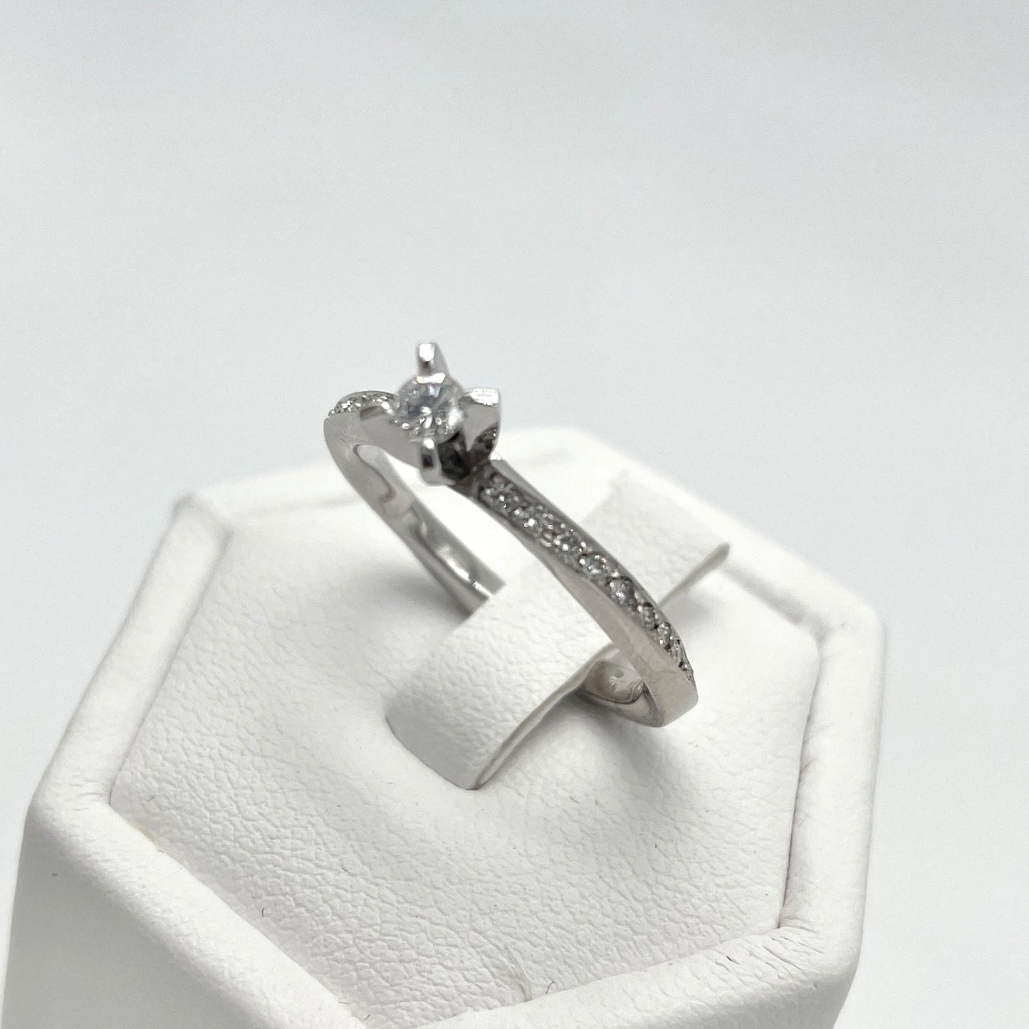 Bague de fiançailles torsadée