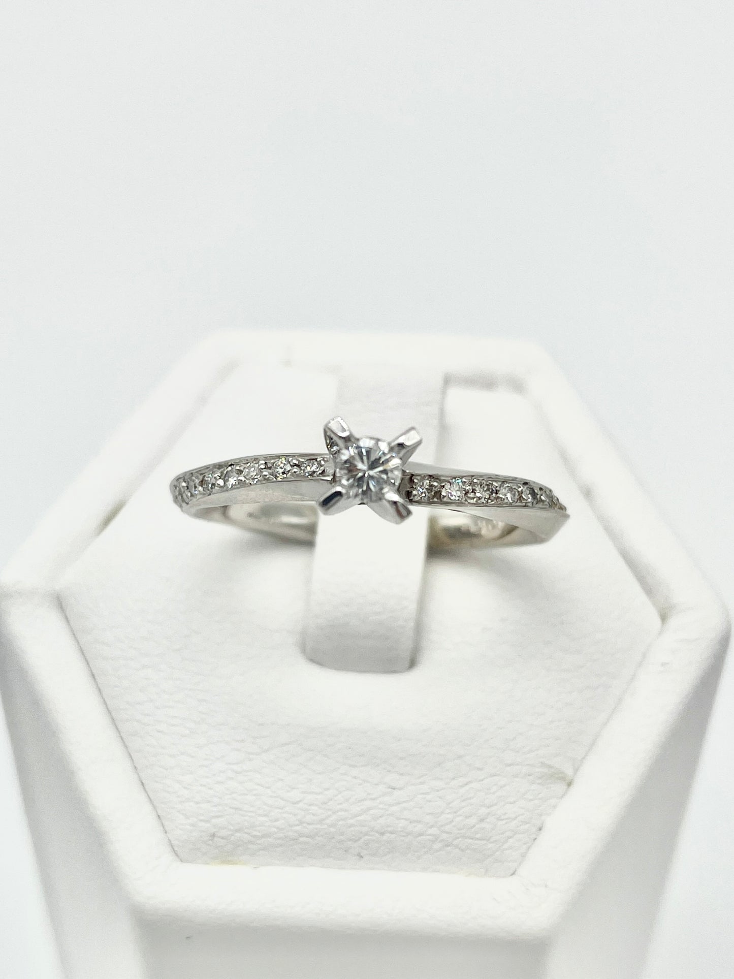 Bague de fiançailles torsadée